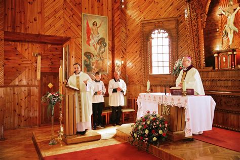 Vaikai meldžiasi prieš Švč. Sakramentą