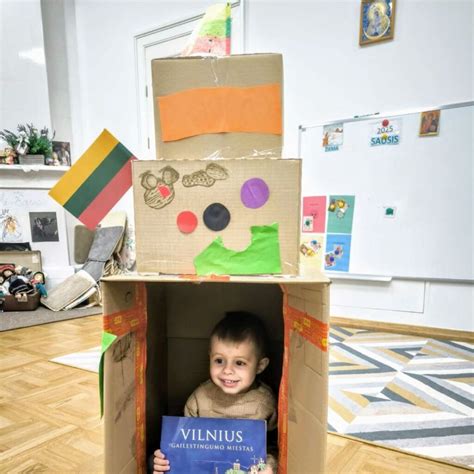 vaikas konstruoja pilį iš spalvotų detalių