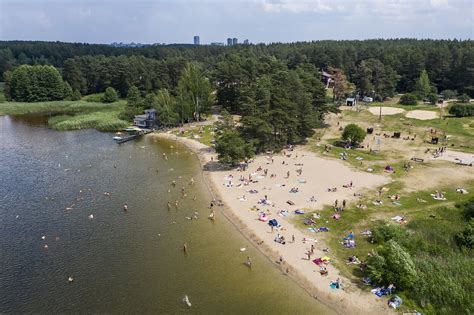 Liepojos paplūdimys su žaidimų aikštele ir gelbėtojų postu