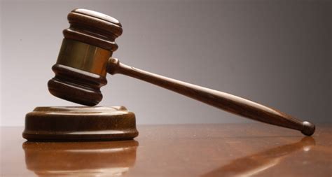 Teisėjo plaktukas teismo procesui