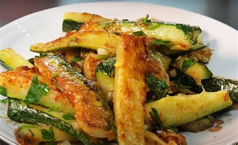 Lėkštė keptos cukinijos su kiaušiniais