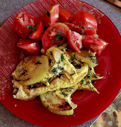 Kepta cukinija su kiaušiniais ir žalumynais