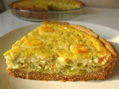 Paruoštas pyragas su salierais, lašiša ir putpelių kiaušiniais