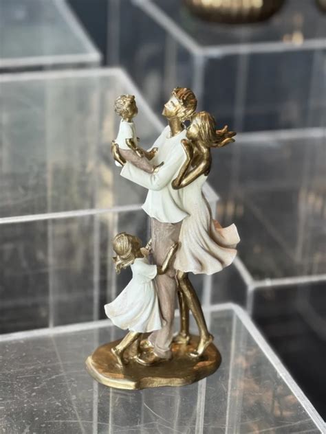 Šeima su dviem vaikais bendrauja namų aplinkoje