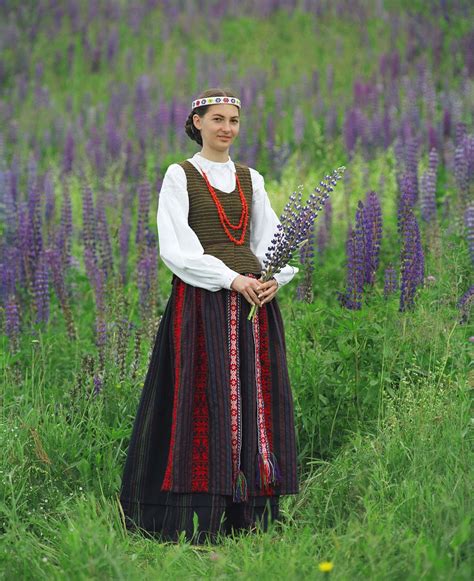 Moterys su šventiniais tortais