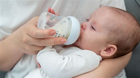 Kūdikis valgo mišinuką iš buteliuko