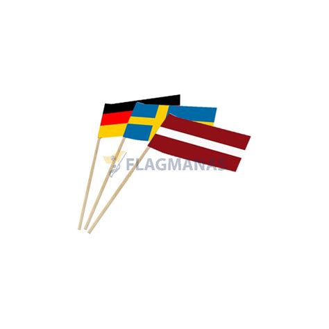 spalvingos popierinės vėliavėlės virš vaišių stalo