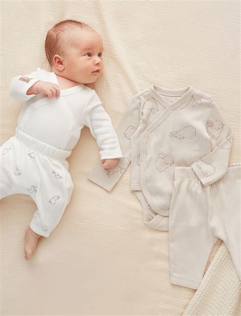 švarūs ir išlyginti kūdikių drabužėliai