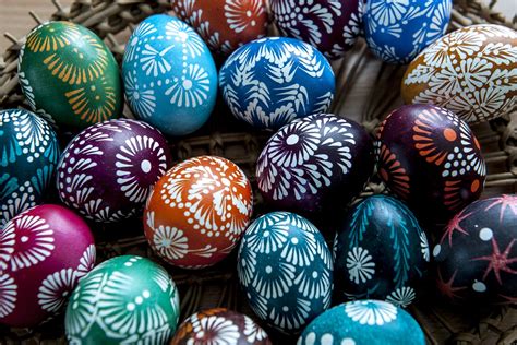 spalvingi velykiniai margučiai ant stalo