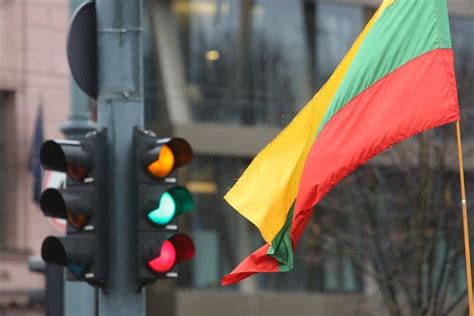 kūdikio raminimas ant rankų