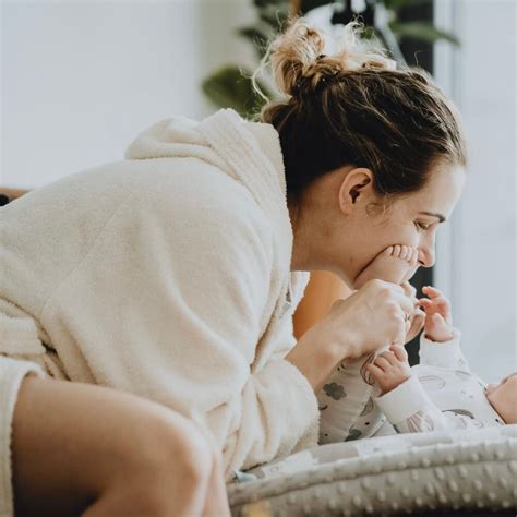 Kūdikis deda daiktus į burną