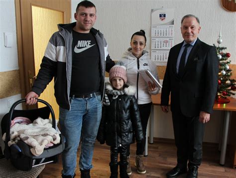šeima pildanti kūdikio dienoraštį