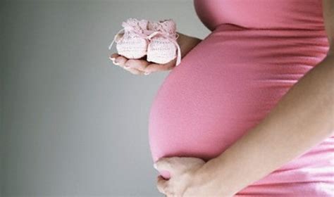 Nėščios moters pilvo kontūras su užrašu 