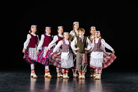 vaikai šokantys lietuvių tautinius šokius