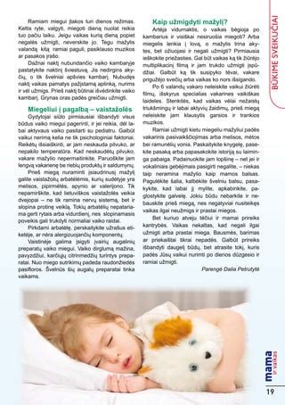 Tėvai dainuojantys lopšinę vaikui prieš miegą