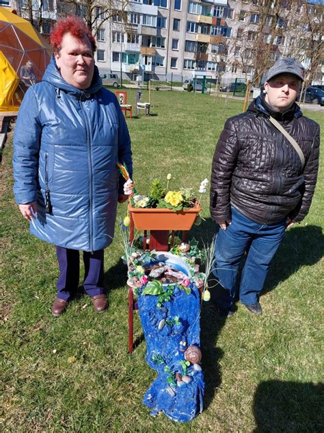 Globos namų darbuotojai padeda gyventojui