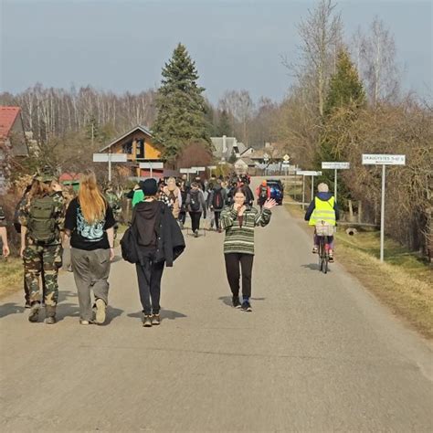 Seneliai apkabina anūką švenčiant gimtadienį