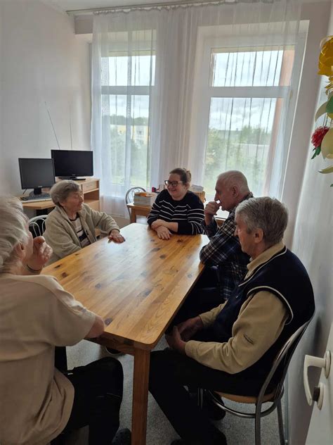 Gyventojai ir personalas bendrauja Dūkšto globos namuose