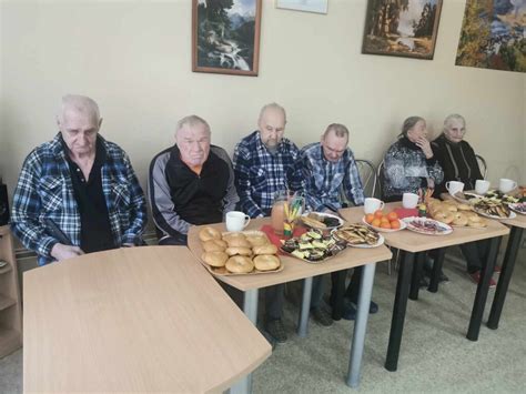 Užgavėnių šventės dalyviai Dūkšto globos namuose
