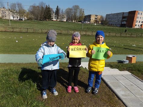 Vaikai mokosi apie gyvūnus ir gamtą