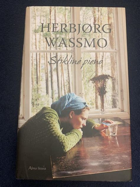 krepšelis su naminiais sausainiais ir pieno stiklinė