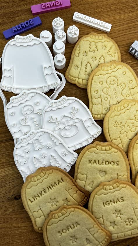 vaikas išspaudžia sausainių formeles iš tešlos