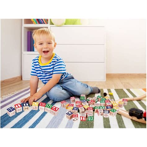 Vaizdas: Vaikas susikaupęs atlieka užduotėlę su raidėmis ar skaičiais