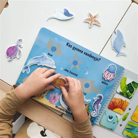 Vaizdas: Įvairios spalvingos lavinamosios knygelės ant lentynos