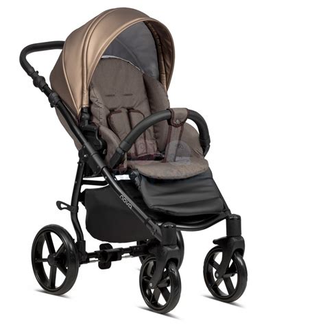 Vaikiškas vežimėlis mieste