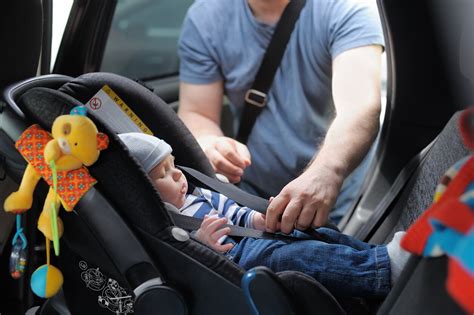 pavojai paliekant vaiką automobilyje