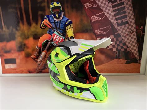 Įvairūs vaikiški motokroso šalmai