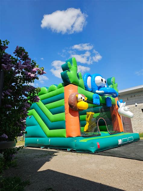 spalvingas pripučiamas batutas su čiuožykla miesto šventės metu