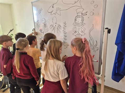 Vaikai, dainuojantys ir šokantys