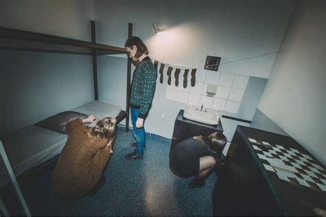 šeima sprendžia galvosūkį pabėgimo kambaryje