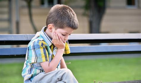 vaikas konstruoja lego