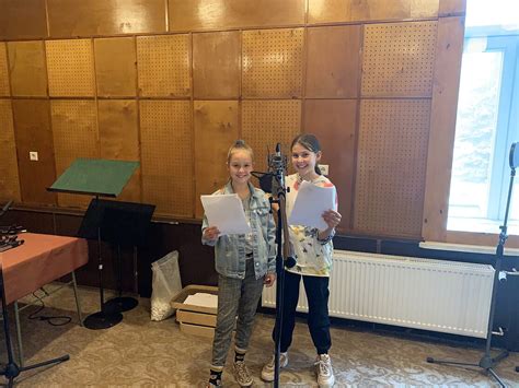 Vaikų radijo teatro aktoriai prie mikrofono
