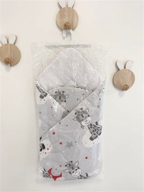 Vaikas bando išlipti iš lovytės