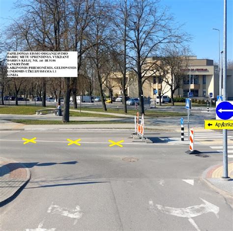 Saugaus eismo klasės aplinka su kelio ženklais ir šviesoforu