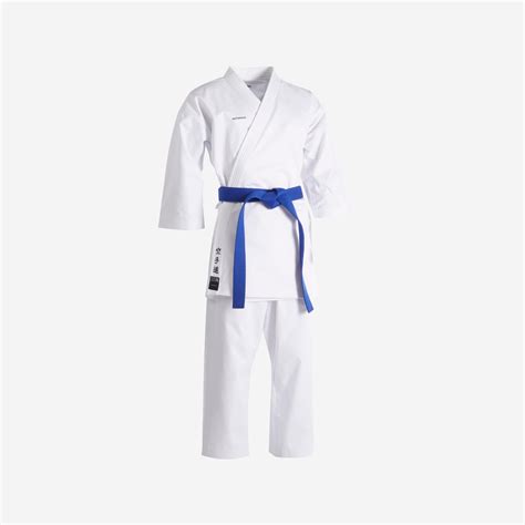 vaikas su karate kimono po treniruotės