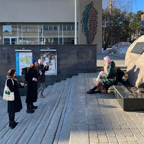moksleivių grupė pažintinės ekskursijos metu