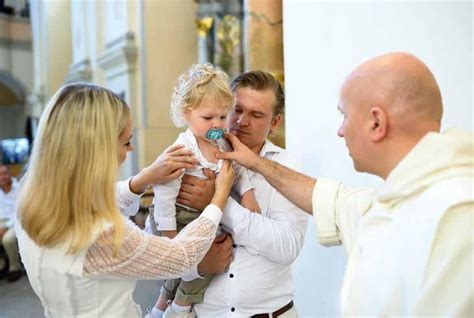 Jaukus krikštynų šventės momentas