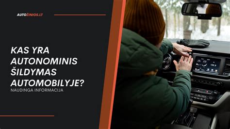 Tėvai stebi kūdikį per galinį veidrodėlį automobilyje