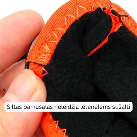 Vaikas su žieminiais batais ir atšvaitais