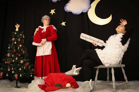 vaikai vaidinantys kalėdiniame spektaklyje