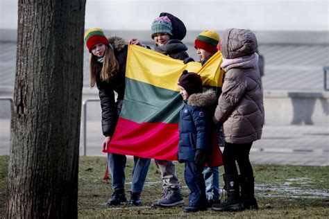 Vaikai švenčia Vasario 16-ąją su Lietuvos vėliavėlėmis