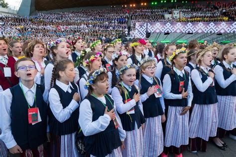 Lietuvos himną giedantys vaikai