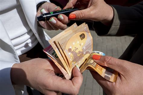 tėvai aiškina vaikui apie pinigų taupymą