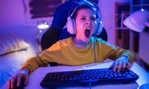 vaikas žaidžiantis prie televizoriaus su Xbox pulteliu