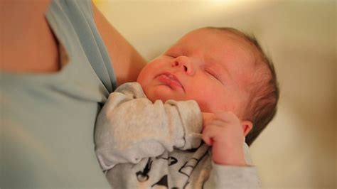 Kūdikio galvos sukimas į vieną pusę: galimos priežastys