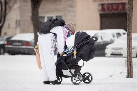 Tėvai su karščiuojančiu vaiku pas gydytoją